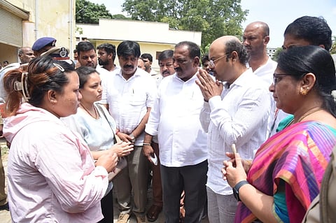  ಕೆ.ಆರ್.ಆಸ್ಪತ್ರೆ ಶವಾಗಾರಕ್ಕೆ ಭೇಟಿ ನೀಡಿ ಅಗ್ನಿ ದುರಂತದಲ್ಲಿ ಮೃತರಾದ ಸಾಹಿನ್ ಅವರ ಕುಟುಂಬಕ್ಕೆ ಸಚಿವ ಡಾ.ಯತೀಂದ್ರ ಸಿದ್ದರಾಮಯ್ಯ ಸಾಂತ್ವನ ಹೇಳಿದರು. ಕೆ.ಹರೀಶ್‌ಗೌಡ, ಡಾ.ದಾಕ್ಷಾಯಣಿ ಇನ್ನಿತರರಿದ್ದರು.