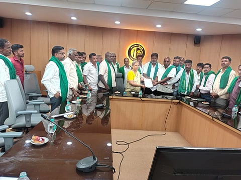 ವಿದ್ಯುತ್ ವಿತರಣೆ ವ್ಯವಸ್ಥೆಯನ್ನು ಖಾಸಗಿಗೆ ವಹಿಸಬಾರದು ಎಂದು ಒತ್ತಾಯಿಸಿ ಕರ್ನಾಟಕ ರಾಜ್ಯ ಕಬ್ಬು ಬೆಳೆಗಾರ ಸಂಘದಿಂದ ಮನವಿ ಸರ್ಕಾರಕ್ಕೆ ಮನವಿ ಸಲ್ಲಿಸಲಾಯಿತು. ಹಳ್ಳಿಕೆರೆಹುಂಡಿ ಭಾಗ್ಯರಾಜ್, ಎಚ್.ಎಸ್.ರಾಜು, ಒಳಗೆರೆ ಗಣೇಶ, ಕೆರೆಹುಂಡಿ ರಾಜಣ್ಣ, ಹಾಲಿನ ನಾಗರಾಜ್, ಹನುಮಯ್ಯ ಎಚ್.ಪ್ರಕಾಶ್, ಗಾಂಧಿ ಮಲಿಯೂರು, ಮಹೇಂದ್ರ, ಸೋಮಣ್ಣ, ಅಂಡುವಿನಹಳ್ಳಿ ಮಹೇಶ್ ಇತರರು ಇದ್ದರು.