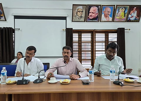 ತಾಲೂಕು ಪಂಚಾಯಿತಿ ಸಭಾಂಗಣದಲ್ಲಿ ಗುರುವಾರ ಗ್ಯಾರಂಟಿ ಯೋಜನೆಗಳ ಅನುಷ್ಠಾನ ಸಮಿತಿ ತಾಲೂಕು ಮಟ್ಟದ ಪ್ರಗತಿ ಪರಿಶೀಲನಾ ಸಭೆ ನೆರವೇರಿತು. ಗುರುಸ್ವಾಮಿ, ಸಿ.ಕೃಷ್ಣ ಇದ್ದರು.