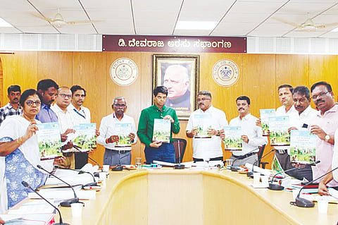 ಕೃಷಿಗೆ ಸಂಬಂಧಿಸಿದಂತೆ ನಗರದಲ್ಲಿ ಆಯೋಜಿಸಿದ್ದ ವಿವಿಧ ಇಲಾಖೆಯ ಅಧಿಕಾರಿಗಳ ಸಭೆಯಲ್ಲಿ ರೈತರಿಗೆ ಮಾಹಿತಿ ನೀಡುವ ಕಿರುಹೊತ್ತಗೆಯನ್ನು ಅನಾವರಣಗೊಳಿಸಲಾಯಿತು. ಜಿ.ಲಕ್ಷ್ಮೀಕಾಂತರೆಡ್ಡಿ, ಕೆ.ಎಚ್.ರವಿ ಇತರ ಅಧಿಕಾರಿಗಳ ಇದ್ದರು.