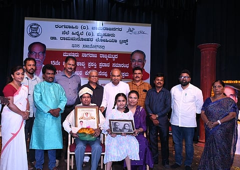   ನಗರದಲ್ಲಿ ಆಯೋಜಿಸಿದ್ದ ಕಾರ್ಯಕ್ರಮದಲ್ಲಿ ಬೆಂಗಳೂರು ನಗರ ಜಿಲ್ಲೆಯ ಎಸ್.ಮಂಜುನಾಥ್ ಅವರಿಗೆ ಮುಳ್ಳೂರು ನಾಗರಾಜು ರಾಜ್ಯಮಟ್ಟದ 15ನೇ ವರ್ಷದ ಕಾವ್ಯ ಪ್ರಶಸ್ತಿಯನ್ನು ಪ್ರದಾನ ಮಾಡಲಾಯಿತು. ಪ್ರೊ.ಎಸ್.ಜಿ.ಸಿದ್ದರಾಮಯ್ಯ, ಸುಬ್ಬು ಹೊಲೆಯಾರ್, ಡಾ.ತ್ರಿವೇಣಿ, ಮಲ್ಕುಂಡಿ ಮಹದೇವಸ್ವಾಮಿ, ಕೆ.ಆರ್ ಗೋಪಾಲಕೃಷ್ಣ ಇತರರಿದ್ದರು.