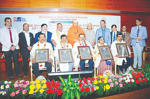 ಜೆಎಸ್‌ಎಸ್ ಆಸ್ಪತ್ರೆಯಲ್ಲಿ ಆಯೋಜಿಸಿದ್ದ ಕಾರ್ಯಕ್ರಮದಲ್ಲಿ ವೈದ್ಯರನ್ನು ಸನ್ಮಾನಿಸಲಾಯಿತು. ಶ್ರೀ ಶಿವರಾತ್ರಿ ದೇಶಿಕೇಂದ್ರ ಸ್ವಾಮೀಜಿ, ಟಿ.ಎಸ್.ಶ್ರೀವತ್ಸ, ಡಾ.ಆರ್.ಬಾಲಸುಬ್ರಮಣ್ಯಂ,  ಡಾ.ಸಿ.ಜೆ.ಬೆಟಸೂರ ಮಠ, ಡಾ.ಎಚ್.ಬಸವನಗೌಡಪ್ಪ, ಡಾ.ಬಿ.ಸುರೇಶ್, ಡಾ.ಸಿ.ಪಿ.ಮಧು, ಡಾ.ವಿಕ್ರಮ್ ಪಾಟೀಲ್ ಇತರರು ಇದ್ದರು.