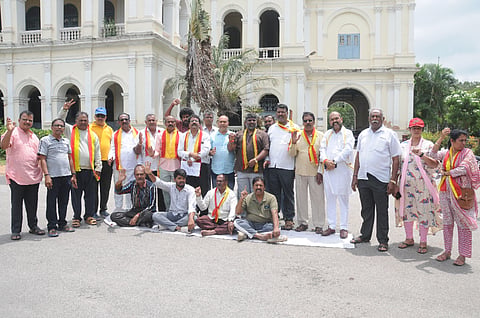 ಚಾಮುಂಡಿ ವಿಶೇಷ ದರ್ಶನಕ್ಕೆ 2 ಸಾವಿರ ರೂ. ಟಿಕೆಟ್ ನಿಗದಿಗೊಳಿಸಿರುವುದನ್ನು ವಿರೋಧಿಸಿ  ಕರ್ನಾಟಕ ಸೇನಾ ಪಡೆಯಿಂದ ಸೋಮವಾರ ನಗರದ ಹಳೇ ಜಿಲ್ಲಾಧಿಕಾರಿ ಕಚೇರಿ ಬಳಿ ಪ್ರತಿಭಟನೆ ನಡೆಸಲಾ ಯಿತು. ತೇಜೇಶ್, ಲೋಕೇಶ್‌ಗೌಡ, ಗೋಲ್ಡನ್ ಸುರೇಶ್, ಪ್ರಭುಶಂಕರ್, ಕೃಷ್ಣಪ್ಪ, ಪ್ರಜೀಶ್, ಸಿಂಧುವಳ್ಳಿ ಶಿವಕುಮಾರ್ ಇದ್ದರು.