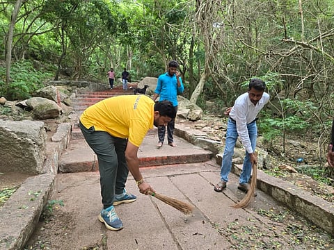 ಮೈಸೂರು ತಾಲೂಕು ಪಂಚಾಯಿತಿ ಹಾಗೂ ಚಾಮುಂಡಿಬೆಟ್ಟ ಗ್ರಾಮ ಪಂಚಾಯಿತಿ ಸಹಯೋಗದಲ್ಲಿ ಗುರುವಾರ ಚಾಮುಂಡಿಬೆಟ್ಟದಲ್ಲಿ ವಿಶೇಷ ಶ್ರಮದಾನ ನಡೆಯಿತು.