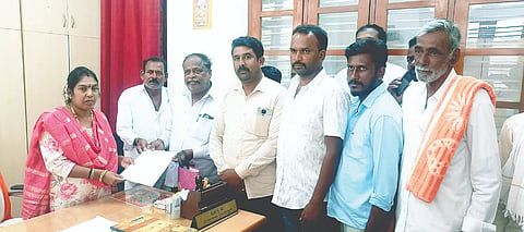 ಪಿರಿಯಾಪಟ್ಟಣ ತಾಲೂಕು ಕಣಗಾಲು ಗ್ರಾಮದ ಶ್ರೀ ದಿಡ್ಡಿಯಮ್ಮ ದೇವಸ್ಥಾನದ ಅರ್ಚಕರನ್ನು ಬದಲಿಸುವಂತೆ ಒತ್ತಾಯಿಸಿ ಮುಜರಾಯಿ ತಹಸೀಲ್ದಾರ್ ಭಾಗ್ಯಾ ಅವರಿಗೆ ಗ್ರಾಮಸ್ಥರು ಮೈಸೂರಿನಲ್ಲಿ ಮನವಿ ಸಲ್ಲಿಸಿದರು. ಕೆ.ವಿ ಶೇಖರ್, ಕೆ.ಮಹದೇವ್, ಕೆ.ಡಿ ಮಹದೇವ್, ವಾಸು, ತಮ್ಮೇಗೌಡ, ಬೇಲೂರಯ್ಯ, ಕುಮಾರಶೆಟ್ಟಿ ಇತರರು ಇದ್ದರು.
