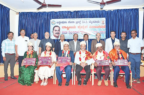 ಅನ್ವೇಷಣಾ ಸೇವಾ ಟ್ರಸ್ಟ್‌ನಿಂದ ನಗರದಲ್ಲಿ ಆಯೋಜಿಸಿದ್ದ ಕಾಯಕ್ರಮದಲ್ಲಿ ವೈದ್ಯರಿಗೆ ವೈದ್ಯರತ್ನ ಪ್ರಶಸ್ತಿ ಪ್ರದಾನ ಮಾಡಲಾಯಿತು. ಡಾ.ಬಿ.ದಿನೇಶ್, ಡಾ.ವಿ. ಲಕ್ಷ್ಮೀನಾರಾಯಣ, ಡಾ.ಸಿ.ಪಿ.ಮಧು, ಡಾ.ಎಚ್.ಬಿ.ರಾಜಶೇಖರ್, ಅಮರ್‌ನಾಥ್‌ರಾಜೇಅರಸ್, ಡಾ.ಎಂ.ಜಿ.ಆರ್.ಅರಸ್, ಎಚ್.ಎಂ.ಟಿ.ಲಿಂಗರಾಜೇ ಅರಸ್ ಇತರರು ಇದ್ದರು.