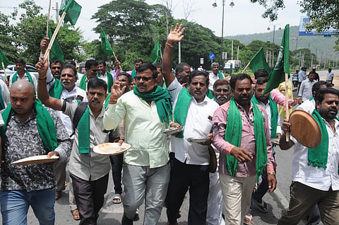 ಬಿಡದಿ ಬಳಿ ಟೌನ್‌ಶಿಪ್ ನಿರ್ಮಾಣ ವಿರೋಧಿಸಿ ಹೋರಾಟ ನಡೆಸುತ್ತಿದ್ದ ರೈತರ ಮೇಲೆ ಲಾಠಿ ಪ್ರಹಾರ ನಡೆಸಿರುವ ಪೊಲೀಸರ ನಡೆ ಖಂಡಿಸಿ ನಗರದಲ್ಲಿ ರೈತ ಸಂಘಟನೆಗಳ ಒಕ್ಕೂಟದಿಂದ ಮಂಗಳವಾರ ರಸ್ತೆ ಸಂಚಾರ ತಡೆ ನಡೆಸಲಾಯಿತು. ಬರಡನಪುರ ನಾಗರಾಜ್, ಮಾರ್ಬಳ್ಳಿ ನೀಲಕಂಠಪ್ಪ, ವರಕೋಡು ನಾಗೇಶ್, ಲಕ್ಷ್ಮಿಪುರ ವೆಂಕಟೇಶ್, ಚುಂಚುರಾಯನಹುಂಡಿ ನಂಜುಂಡಸ್ವಾಮಿ, ಕಾಟೂರು ನಾಗೇಶ್, ಧನಗಳ್ಳಿ ಕೆಂಡಗಣ್ಣ ಸ್ವಾಮಿ, ಕೂರ್ಗಳ್ಳಿ ರವಿಕುಮಾರ್ ಇತರರು ಇದ್ದರು.