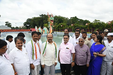 ದಸರಾ ವಸ್ತು ಪ್ರದರ್ಶನ ಮೈದಾನದಲ್ಲಿ ನಿರ್ಮಿಸಿರುವ ಡ್ರ್ಯಾಗನ್ ಪಾಂಡ್ ವನ್ನು ಸಚಿವ ಡಾ.ಯತೀಂದ್ರ ವೀಕ್ಷಿಸಿದರು.