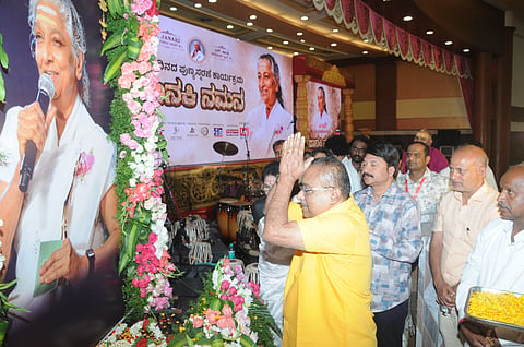 ನಗರದ ದಟ್ಟಗಳ್ಳಿಯ ಸಾ.ರಾ. ಕನ್ವೆನ್ಷನ್ ಹಾಲ್ನಲ್ಲಿ ಬುಧವಾರ ಎಸ್.ಜಾನಕಿ ಚಾರಿಟಬಲ್ ಟ್ರಸ್ಟ್ ಆಯೋಜಿಸಿದ್ದ ಜಾನಕಿ ನಮನ ಕಾರ್ಯಕ್ರಮದಲ್ಲಿ ಗಣ್ಯರು ಜಾನಕಿ ಗೌರವ ಸಲ್ಲಿಸಿದರು. ಭಾರತಿ ವಿಷ್ಣುವರ್ಧನ್, ಹಂಸಲೇಖ, ಸಾ.ರಾ. ಮಹೇಶ್, ಸಿ.ಎನ್. ಮಂಜೇಗೌಡ, ಬ್ರಹ್ಮಾಂಡ ಗುರೂಜಿ, ಉಮಾ, ಅಪ್ಸರಾ ಹಾಗೂ ಇತರರು ಇದ್ದರು.