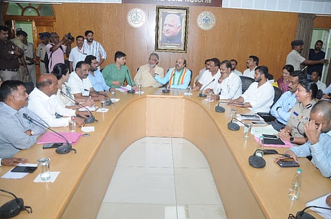 ಸಚಿವ ಡಾ.ಯತೀಂದ್ರ ಸಿದ್ದರಾಮಯ್ಯ ಅಧ್ಯಕ್ಷತೆಯಲ್ಲಿ ದಸರಾ ಕಾರ್ಯಕಾರಿ ಸಮಿತಿಯ ಪೂರ್ವಭಾವಿ ಸಭೆ ಆಯೋಜಿಸಲಾಗಿತ್ತು. ತನ್ವೀರ್‌ಸೇಠ್, ರಮೇಶ್ ಬಂಡಿಸಿದ್ದೇಗೌಡ, ಕೆ.ಹರೀಶ್‌ಗೌಡ, ಜಿ.ಡಿ.ದೇವೇಗೌಡ, ರವಿಶಂಕರ್, ಸಿ.ಎನ್.ಮಂಜೇಗೌಡ, ಜಿ.ಲಕ್ಷ್ಮೀಕಾಂತರೆಡ್ಡಿ, ಸೀಮಾ ಲಾಟ್ಕರ್ ಇತರರು ಇದ್ದರು.