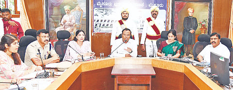 ಫುಟ್‌ಪಾತ್ ಒತ್ತುವರಿ ಕಾರ್ಯಾಚರಣೆ ಕುರಿತು ಪ್ರಾದೇಶಿಕ ಆಯುಕ್ತರೂ ಆದ ಮಹಾನಗರ ಪಾಲಿಕೆ ಆಡಳಿತ ಅಧಿಕಾರಿ ನಿತೇಶ್ ಪಾಟೀಲ್ ಅವರು ಪಾಲಿಕೆ ಕಚೇರಿಯಲ್ಲಿ ಸೋಮವಾರ ಪ್ರಗತಿ ಪರಿಶೀಲನಾ ಸಭೆ ನಡೆಸಿದರು. ಎಂ.ಕೆ.ಸವಿತಾ, ಶಿವಶಂಕರ್ ಇನ್ನಿತರರಿದ್ದರು.