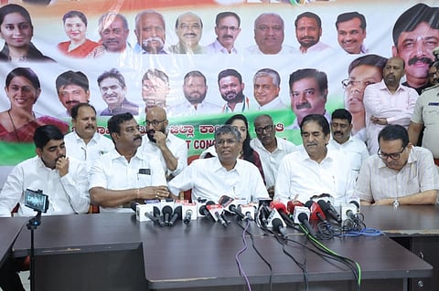  ಬೆಳಗಾವಿ ನಗರ ಕಾಂಗ್ರೆಸ್ ಭವನದಲ್ಲಿ ಸೋಮವಾರ ಸುದ್ದಿಗೋಷ್ಠಿಯಲ್ಲಿ ಸಚಿವ ಸತೀಶ ಜಾರಕಿಹೊಳಿ ಮಾತನಾಡಿದರು. ವಿನಯ ನಾವಲಗಟ್ಟಿ, ಎಸ್.ಹನಮನ್ನವರ ಇತರರಿದ್ದರು.