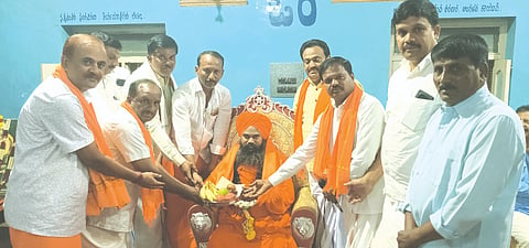 ಕೊರಟಗೆರೆಯ Discourse ಜಗಜ್ಯೋತಿ ಬಸವೇಶ್ವರ ದೇವಾಲಯದಲ್ಲಿ ಹಮ್ಮಿಕೊಂಡಿದ್ದ ಪ್ರವಚನ ಕಾರ್ಯಕ್ರಮದಲ್ಲಿ ಶ್ರೀ ವೀರಭದ್ರಶಿವಾಚಾರ್ಯ ಸ್ವಾಮೀಜಿಯನ್ನು ಅಭಿನಂದಿಸಲಾಯಿತು. ದೇವಾಲಯ ಸಮಿತಿ ಅಧ್ಯಕ್ಷ ಕೆ.ಎಂ.ಸುರೇಶ್​, ಉಪಾಧ್ಯಕ್ಷ ಕೆ.ಸಿ.ಶಿವಕುಮಾರ್​, ಕಾರ್ಯದರ್ಶಿ ಕೆ.ಬಿ.ಜಗದೀಶ್​ ಇದ್ದರು.