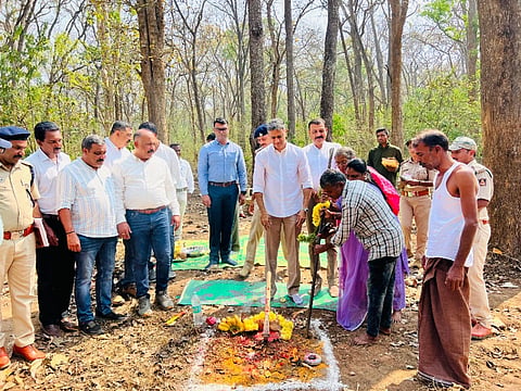 ತಿತಿಮತಿ ಗ್ರಾಮ ಪಂಚಾಯತಿ ವ್ಯಾಪ್ತಿಯ ಬಂಬು ಕಾಡು ಪೈಸಾರಿಯಲ್ಲಿ ಕಾಡಾನೆ ಹಾವಳಿ ತಡೆಗೆ ಬ್ಯಾರಿಕೇಡ್ ಅಳವಡಿಸುವ ಕಾಮಗಾರಿಗೆ ಶಾಸಕ ಅಜ್ಜಿಕುಟ್ಟಿರ ಎಸ್.ಪೊನ್ನಣ್ಣ ಶನಿವಾರ ಚಾಲನೆ ನೀಡಿದರು. ಧರ್ಮಜ ಉತ್ತಪ್ಪ, ನವೀನ್, ಟಾಟು ಮೊಣ್ಣಪ್ಪ ಇತರರಿದ್ದರು.