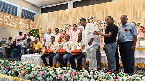 ಅಂಕಲಗಿಯಲ್ಲಿ ಹಮ್ಮಿಕೊಂಡಿದ್ದ ಗುರುವಂದನಾ ಕಾರ್ಯಕ್ರಮದಲ್ಲಿ ಸಿಆರ್‌ಪಿಗಳನ್ನು ಸನ್ಮಾನಿಸಲಾಯಿತು. ಎನ್.ಬಿ.ನಿರ್ವಾಣಿ, ಸಿದ್ದಪ್ಪ ಹೊಳೆಯಾಚಿ, ಬಸನಗೌಡ ಈಶ್ವರಪ್ಪಗೋಳ, ಮಲಪ್ರಭಾ ಬೆಣ್ಣಿ ಇತರರಿದ್ದರು.