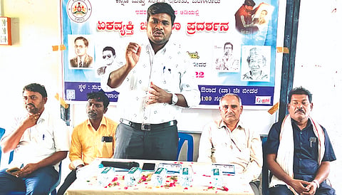ಔರಾದ್​ ತಾಲೂಕಿನ ಸಂತಪುರನ ಸುಭಾಷ್ಚಂದ್ರ ಭೋಸ್​ ಪ್ರೌಢಶಾಲೆಯಲ್ಲಿ ಶನಿವಾರ ಹಮ್ಮಿಕೊಂಡಿದ್ದ ಏಕ ವ್ಯಕ್ತಿ ಚಿತ್ರಕಲಾ ಪ್ರದರ್ಶನ ಕಾರ್ಯಕ್ರಮದಲ್ಲಿ ಕರ್ನಾಟಕ ಪಬ್ಲಿಕ್​ ಸಂಸ್ಥೆ ಕಾರ್ಯದರ್ಶಿ ನಂದಾದೀಪ ಬೋರಾಳೆ ಮಾತನಾಡಿದರು. ಮುಖ್ಯಗುರು ಮನೋಹರರಾವ ಬಿರಾದಾರ್​, ಗಣಪತಿ ವಾಸುದೇವ, ಸತೀಶ ನಾಗೂರೆ ಇತರರಿದ್ದರು.