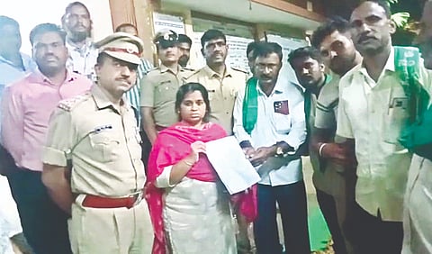 ಅರಕಲಗೂಡು ತಾಲೂಕು ರಾಮನಾಥಪುರ ತಂಬಾಕು ಮಾರುಕಟ್ಟೆಯಲ್ಲಿ ಭಾರತೀಯ ಕಿಸಾನ್ ಸಂಘದ ಕಾರ್ಯಕರ್ತರು ಮತ್ತು ರೈತರು ಹಮ್ಮಿಕೊಂಡಿದ್ದ ಆಹೋರಾತ್ರಿ ಧರಣಿ ಸ್ಥಳಕ್ಕೆ ತಹಸೀಲ್ದಾರ್ ಕೆ.ಸಿ. ಸೌಮ್ಯಾ ಮಂಗಳವಾರ ರಾತ್ರಿ ಭೇಟಿ ನೀಡಿ ಮನವಿ ಸ್ವೀಕರಿಸಿದರು. ಯೋಗಣ್ಣ, ಬಿ.ಸಿ. ರವಿ ಇತರರಿದ್ದರು.
