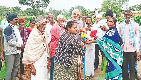 ಅರಕಲಗೂಡು ತಾಲೂಕಿನ ಮಡಕೆ ಹೊಸಹಳ್ಳಿ ಗ್ರಾಮದಲ್ಲಿ ಸಿಮೆಂಟ್ ರಸ್ತೆ ಅಭಿವೃದ್ಧಿ ಕಾಮಗಾರಿಗೆ ಶಾಸಕ ಎ. ಮಂಜು ಶನಿವಾರ ಭೂಮಿಪೂಜೆ ನೆರವೇರಿಸಿದರು. ನರೇಗೌಡ, ಗ್ರಾಮಸ್ಥರು ಇದ್ದರು.