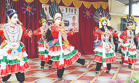 ಅರಕಲಗೂಡು ತಾಲೂಕಿನ ಕೊಣನೂರಿಲ್ಲಿ ಆಯೋಜಿಸಿದ್ದ ಕಲೋತ್ಸವದಲ್ಲಿ ವಿದ್ಯಾರ್ಥಿಗಳು ಆಕರ್ಷಕ ನೃತ್ಯ ಪ್ರದರ್ಶಿಸಿದರು. 