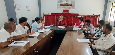 ಅರಕಲಗೂಡು ತಾಲೂಕು ಕಚೇರಿ ಸಭಾಂಗಣದಲ್ಲಿ ಕುಸುಮ್ ಬಿ ಯೋಜನೆಯಡಿ ರೈತರ ಪಂಪ್ ಸೆಟ್‌ಗಳಿಗೆ ಸೋಲಾರ್ ಅಳವಡಿಕೆ ಸಂಬಂಧ ನಡೆದ ಸಭೆಯಲ್ಲಿ ಶಾಸಕ ಎ. ಮಂಜು ಮಾತನಾಡಿದರು. ಕೆ.ಸಿ. ಸೌಮ್ಯಾ, ಸೋಮಶೇಖರ್ ಇತರರಿದ್ದರು.