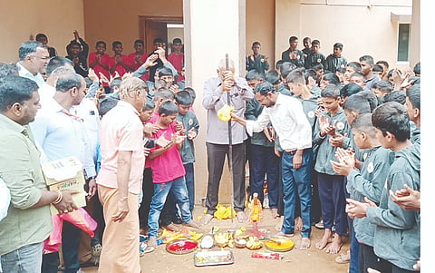 ಅರಕಲಗೂಡು ತಾಲೂಕಿನ ಹೊನ್ನವಳ್ಳಿ ಸಮೀಪದ ಮುರಾರ್ಜಿ ದೇಸಾಯಿ ವಸತಿ ಶಾಲೆಯಲ್ಲಿ 2 ಕೋಟಿ ರೂ. ವೆಚ್ಚದ ಹೆಚ್ಚುವರಿ ಕೊಠಡಿಗಳ ನಿರ್ಮಾಣ ಕಾಮಗಾರಿಗೆ ಶಾಸಕ ಎ. ಮಂಜು ಶನಿವಾರ ಭೂಮಿಪೂಜೆ ನೆರವೇರಿಸಿದರು. ಪ್ರಾಂಶುಪಾಲ ಪ್ರದೀಪ್ ಇತರರಿದ್ದರು.