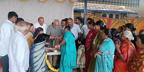 ಅರಕಲಗೂಡು ತಾಲೂಕಿನ ಕೊಣನೂರು ಹೋಬಳಿಯ ಲಕ್ಷ್ಮೀಪುರ ಗ್ರಾಮದಲ್ಲಿ ಹಾಲು ಉತ್ಪಾದಕರ ಮಹಿಳಾ ಸಹಕಾರ ಸಂಘಕ್ಕೆ ಡೇರಿಗೆ ಹಾಲು ಹಾಕುವ ಮೂಲಕ ಶಾಸಕ ಎ.ಮಂಜು ಚಾಲನೆ ನೀಡಿದರು. ಸತೀಶ್, ಗ್ರಾಮಸ್ಥರು ಇದ್ದರು.
