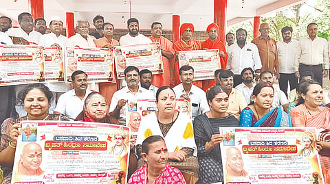 ಬಸವಕಲ್ಯಾಣದಲ್ಲಿ  ನಡೆಯಲಿರುವ ಬಸವಾದಿ ಶಿವಶರಣರ ಬೃಹತ್​ ಹಿಂದೂ ಸಮಾವೇಶದ ಭಿತ್ತಿಪತ್ರ ಬಿಡಗಡೆಗೊಳಿಸಲಾಯಿತು. ಶ್ರೀ ಪ್ರಣವಾನಂದ ಮಹಾಸ್ವಾಮೀಜಿ, ಶ್ರೀ ಡಾ.ಅಭಿನವ ನಲಿಂಗ ರುದ್ರಮುನಿ ಶಿವಾಚಾರ್ಯ, ಶ್ರೀ ನಲಿಂಗ ರುದ್ರಮುನಿ ಶಿವಾಚಾರ್ಯ, ಶ್ರೀ ಮೃತಂಜಯ ಶಿವಾಚಾರ್ಯ, ಶ್ರೀ ಸಿದ್ಧೇಶ್ವರ ಶಿವಾಚಾರ್ಯ, ಬಾಬು ಹೊನ್ನಾನಾಯಕ, ಶ್ರೀಶೈಲ ವಾತಡೆ, ದೀಪಕ ಗಾಯಕವಾಡ ಇತರರಿದ್ದರು.