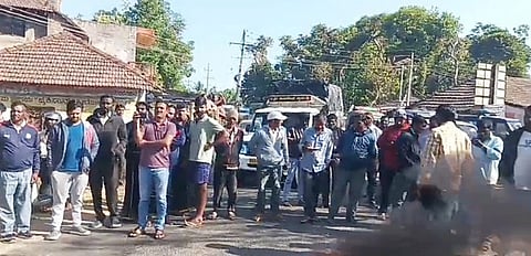 ತಾಲೂಕಿನ ತೊಳಲು ಗ್ರಾಮದ ಆಸುಪಾಸಿನಲ್ಲಿ ಬೀಡು ಬಿಟ್ಟಿರುವ ಕಾಡಾನೆಗಳನ್ನು ಓಡಿಸುವಂತೆ ಆಗ್ರಹಿಸಿ ಸುತ್ತಮುತ್ತಲ ಗ್ರಾಮಸ್ಥರು ಬೇಲೂರು-ಮೂಡಿಗೆರೆ ರಾಷ್ಟ್ರೀಯ ಹೆದ್ದಾರಿ ರಸ್ತೆ ಸಂಚಾರ ತಡೆದು ಪ್ರತಿಭಟನೆ ನಡೆಸಿದರು. ವೆಂಕಟೇಶ್, ತಾಪಂ ಮಾಜಿ ಸದಸ್ಯ ಶಶಿಕುಮಾರ್, ಮುಖಂಡರಾದ ವಸಂತ್ ಕುಮಾರ್, ರಘು, ಕೋಮರಾಜ್, ಸುನೀಲ್, ದೇವರಾಜ್, ರೋಶನ್, ಅಶ್ವಥ್, ಮಹೇಶ್, ಸುಮನ್, ಅನೀಲ್, ಮಂಜು ಇತರರಿದ್ದರು.   
