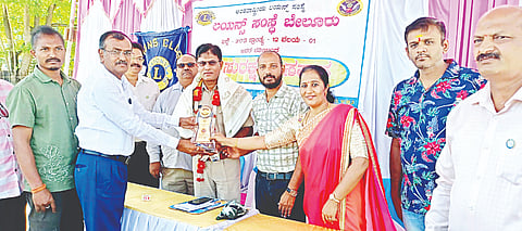 ಬೇಲೂರು ಪಟ್ಟಣದ ಜೂನಿಯರ್ ಕಾಲೇಜು ಮೈದಾನದಲ್ಲಿ ಲಯನ್ಸ್ ಸಂಸ್ಥೆಯಿಂದ ಆಯೋಜಿಸಿದ್ದ ರಸ್ತೆ ಸುರಕ್ಷತಾ ಸಪ್ತಾಹದಲ್ಲಿ ಸಕಲೇಶಪುರ ಮೋಟಾರು ವಾಹನ ನಿರೀಕ್ಷಕ ಆಲಿಯುದ್ದೀನ್ ಅವರನ್ನು ಅಭಿನಂದಿಸಲಾಯಿತು. ಡಾ.ಚಂದ್ರಮೌಳಿ, ಪ್ರಭಾಕರ್, ಹೇಮಂತ್, ಸುರೇಶ್, ಸಂತೋಷ್, ಆದರ್ಶ್ ಇದ್ದರು. 
