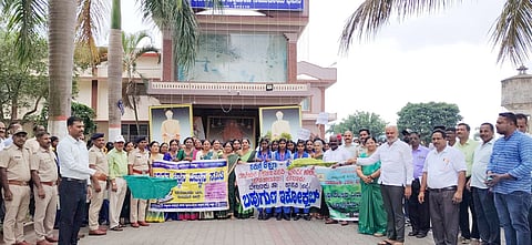 ವಿಶ್ವ ಪರಿಸರ ದಿನದ ಅಂಗವಾಗಿ ತಾಲೂಕು ಆಡಳಿತ, ಅರಣ್ಯ ಇಲಾಖೆ ಹಾಗೂ ವಿವಿಧ ಸಂಘ ಸಂಸ್ಥೆಗಳ ಸಹಯೋಗದೊಂದಿಗೆ ಆಯೋಜಿಸಿದ್ದ ಪರಿಸರ ಜಾಗೃತಿ ಜಾಥಗೆ ಶಾಸಕ ಶಾಸಕ ಎಚ್.ಕೆ.ಸುರೇಶ್ ಚಾಲನೆ ನೀಡಿದರು. ಯತೀಶ್,  ಶೈಲಾ, ಭಾಗ್ಯಮ್ಮ ಇತರರಿದ್ದರು.