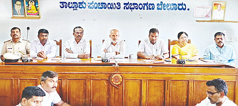 ಡಾ.ಬಿ,ಆರ್.ಅಂಬೇಡ್ಕರ್ ಅವರ 135ನೇ ಜಯಂತಿ ಆಚರಣೆ ಅಂಗವಾಗಿ ಪಟ್ಟಣದ ತಾಲೂಕು ಪಂಚಾಯಿತಿ ಕಚೇರಿ ಸಭಾಂಗಣದಲ್ಲಿ ಕರೆಯಲಾಗಿದ್ದ ಸಭೆಯಲ್ಲಿ ಶಾಸಕ ಎಚ್.ಕೆ.ಸುರೇಶ್ ಸೇರಿದಂತೆ ಇತರ ಅಧಿಕಾರಿಗಳು ಭಾಗವಹಿಸಿದ್ದರು.
