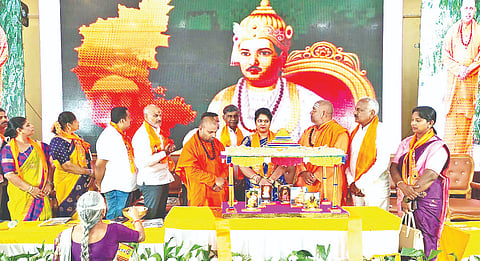 ಬೇಲೂರಿನಲ್ಲಿ ಶುಕ್ರವಾರ ಆಯೋಜಿಸಿದ್ದ ಜಗಜ್ಯೋತಿ ಬಸವೇಶ್ವರ ಜಯಂತಿ ಹಾಗೂ ಅಭಿನಂದನಾ ಕಾರ್ಯಕ್ರಮವನ್ನು ಅರಕಲಗೂಡು ದೊಡ್ಡಮಠದ ಶ್ರೀಮಲ್ಲಿಕಾರ್ಜುನ ಸ್ವಾಮೀಜಿ ಹಾಗೂ ಪುಷ್ಪಗಿರಿ ಮಠದ ಶ್ರೀಸೋಮಶೇಖರ ಸ್ವಾಮೀಜಿ ಉದ್ಘಾಟಿಸಿದರು. 