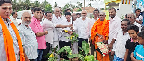 ತಾಲೂಕಿನ ಬೆಣ್ಣೂರು ಗ್ರಾಮದಲ್ಲಿ ಎತ್ತಿನಹೊಳೆ ನೀರಾವರಿ ಯೋಜನೆಯಡಿ ರಸ್ತೆ ಕಾಮಗಾರಿಗೆ ಶಾಸಕ ಎಚ್.ಕೆ.ಸುರೇಶ್ ಭೂಮಿ ಪೂಜೆ ನೆರವೇರಿಸಿದರು. ಪ್ರಶಾಂತ್, ಶಂಕರ್, ಮಲ್ಲೇಗೌಡ್ರು ಇತರರಿದ್ದರು. 