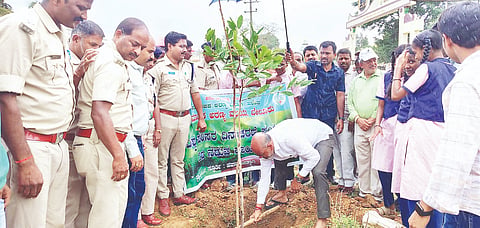ಬೇಲೂರು ಪಟ್ಟಣ ಸಮೀಪದ ಹೊಯ್ಸಳ ಕ್ರೀಡಾಂಗಣದಲ್ಲಿ ಸೋಮವಾರ ಅರಣ್ಯ ಇಲಾಖೆಯಿಂದ ಆಯೋಜಿಸಿದ್ದ ಕಾರ್ಯಕ್ರಮದಲ್ಲಿ ತಮ್ಮ ತಾಯಿಯವರ ಹೆಸರಿನಲ್ಲಿ ಶಾಸಕ ಎಚ್.ಕೆ.ಸುರೇಶ್ ಗಿಡ ನೆಟ್ಟರು. ಎಸಿಎ್ ಮೋಹನ್ ಕುಮಾರ್, ಶ್ರೀಧರ್ ಕಂಕನವಾಡಿ ಇತರರು ಇದ್ದರು. 