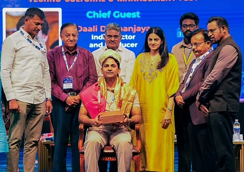 ಚಿಕ್ಕಬಳ್ಳಾಪುರದ ನಾಗಾರ್ಜುನ ಕಾಲೇಜಿನಲ್ಲಿ ನಟ ಡಾಲಿ ಧನಂಜಯರನ್ನು ಸನ್ಮಾನಿಸಲಾಯಿತು.