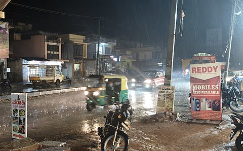ಚಿಕ್ಕಬಳ್ಳಾಪುರ ನಗರದಲ್ಲಿ ಸುರಿಯುತ್ತಿರುವ ಮಳೆ