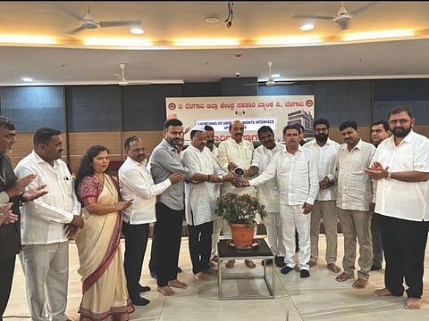 ಬೆಳಗಾವಿ ಡಿಸಿಸಿ ಬ್ಯಾಂಕ್‌ನಲ್ಲಿ ಸೋಮವಾರ ಯುಪಿಐ ಮತ್ತು ಐಪಿಎಂಎಸ್ ಯೋಜನೆಗಳ ಉದ್ಘಾಟನೆಯಲ್ಲಿ ಅಣ್ಣಾಸಾಹೇಬ ಜೊಲ್ಲೆ, ಅಶೋಕ ಪಟ್ಟಣ, ಅಪ್ಪಾಸಾಹೇಬ ಕುಲಗುಡೆ, ಚನ್ನರಾಜ ಹಟ್ಟಿಹೊಳಿ, ವಿರೂಪಾಕ್ಷ ಮಾಮನಿ, ಮಲ್ಲಪ್ಪ ಯಾದವಾಡ, ಅರವಿಂದ ಪಾಟೀಲ, ಅಮರನಾಥ ಜಾರಕಿಹೊಳಿ ಇತರರಿದ್ದರು.