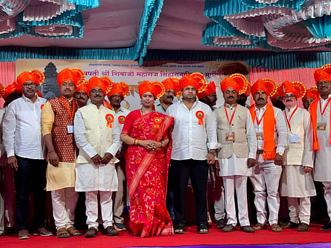 ಬೆಳಗಾವಿ ತಾಲೂಕಿನ ಅಂಬೇವಾಡಿಯಲ್ಲಿ ಶನಿವಾರ ಜರುಗಿದ ಶಿವಾಜಿ ಪ್ರತಿಮೆ ಅನಾವರಣ ಕಾರ್ಯಕ್ರಮದಲ್ಲಿ ಸಚಿವೆ ಲಕ್ಷ್ಮೀ ಹೆಬ್ಬಾಳ್ಕರ, ಯುವರಾಜ ಕದಂ, ಮೃಣಲಾ ಹೆಬ್ಬಾಳ್ಕರ, ಶಿವಾಜಿ ಹಂಡೆ, ಶ್ರೀಕಾಂತ ದೇಸಾಯಿ ಇತರರು ಪಾಲ್ಗೊಂಡಿದ್ದರು. 