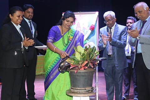 ಬೆಳಗಾವಿಯ ಆರ್.ಎಲ್.ಕಾನೂನು ಮಹಾವಿದ್ಯಾಲಯದಲ್ಲಿ ಕನ್ನಡ ಸಂಘವನ್ನು ಡಾ.ನಿರ್ಮಲಾ ಬಟ್ಟಲ ಉದ್ಘಾಟಿಸಿದರು. ಚೇತನಕುಮಾರ, ಡಾ.ಎ.ಎಚ್.ಹವಾಲ್ದಾರ ಇತರರಿದ್ದರು.