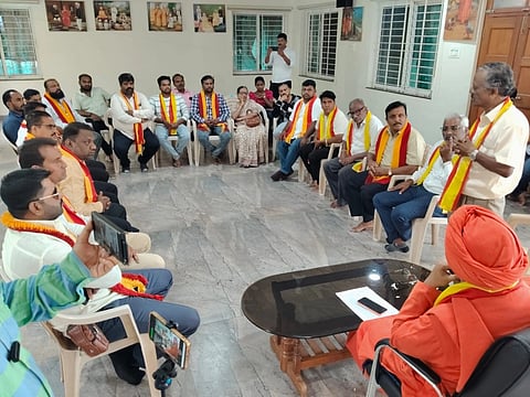  ಬೆಳಗಾವಿ ನಾಗನೂರು ರುದ್ರಾಕ್ಷಿಮಠದಲ್ಲಿ ಸೋಮವಾರ ಜರುಗಿದ ಸಭೆಯಲ್ಲಿ ಡಾ.ಅಲ್ಲಮಪ್ರಭು ಸ್ವಾಮೀಜಿ, ಅಶೋಕ ಚಂದರಗಿ, ಮಹಾದೇವ ತಳವಾರ ಇತರರಿದ್ದರು.