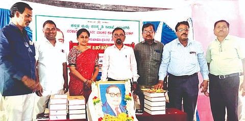 ಗುರುಮಠಕಲ್‌ನ ಸರ್ಕಾರಿ ಪದವಿಪೂರ್ವ ಬಾಲಕರ ಕಾಲೇಜಿನಲ್ಲಿ ಶನಿವಾರ ಹಮ್ಮಿಕೊಂಡ ಭಾರತ ರತ್ನ ಡಾ.ಬಿ.ಆರ್.ಅಂಬೇಡ್ಕರ್ ಓದು ಕಾರ್ಯಕ್ರಮವನ್ನು ಯುವ ಸಾಹಿತಿ ಡಾ.ಮರಿಯಪ್ಪ ನಾಟೇಕಾರ ಉದ್ಘಾಟಿಸಿದರು. ಮಲ್ಲಿಕಾರ್ಜುನ ಹೊಸಮನಿ, ಭೀಮಾಶಂಕರ ಕಲ್ಲೂರ, ಮೊಗುಲಪ್ಪ ನಾಯ್ಕಿನ್, ಜ್ಯೋತಿಲತಾ ತಡಬಿಡಿಮಠ, ಶಂಕರ ಗೂಳಿ ಇತರರಿದ್ದರು.