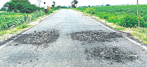 ಗುರುಮಠಕಲ್ ತಾಲೂಕಿನ ಪಾಡುಪಲ್ಲಿ ಕೊಂಕಲ್ ಮಾರ್ಗದ ನಿರ್ಮಾಣ ಮಾಡಿದ ಡಾಂಬರ್ ರಸ್ತೆ ಹಾಳಾಗಿರುವುದು.