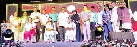 ಜೆ.ಜೆ.ಪಬ್ಲಿಕ್ ಸ್ಕೂಲ್ ಆವರಣದಲ್ಲಿ ಆಯೋಜಿಸಿದ್ದ ಶಾಲಾ ವಾರ್ಷಿಕೋತ್ಸವದಲ್ಲಿ ಪ್ರತಿಭಾವಂತ ವಿದ್ಯಾರ್ಥಿಗಳನ್ನು ಸನ್ಮಾನಿಸಲಾಯಿತು