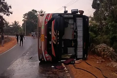 ಜಯನಗರ ಸಮೀಪ ಖಾಸಗಿ ಬಸ್ ಪಲ್ಟಿಯಾಗಿರುವುದು.