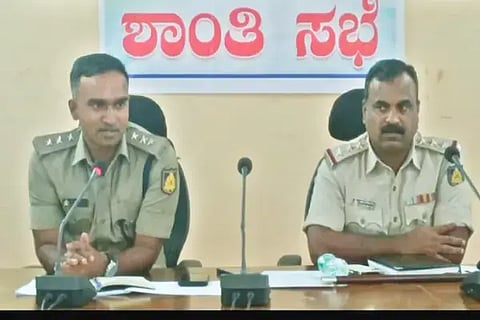 ಗಣೇಶೋತ್ಸವದ ಅಂಗವಾಗಿ ಹೊಸನಗರದಲ್ಲಿ ಆಯೋಜಿಸಿದ್ದ ಶಾಂತಿಸಭೆಯಲ್ಲಿ ಎಎಸ್ಪಿ ಭಾನುಪ್ರಕಾಶ್, ಪಿಎಸ್‌ಐ ಸಂತೋಷ್ ಬಾಗೋಗಿ ಇದ್ದರು.