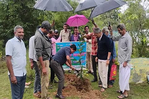 ಹೊಸನಗರ ಸಾರಾ ಸಂಸ್ಥೆಯಲ್ಲಿ ಆಯೋಜಿಸಿದ್ದ ಸಾಮಾಜಿಕ ಅರಣ್ಯ ಸಂರಕ್ಷಣೆ ಕುರಿತ ಸಮಾಲೋಚನಾ ಸಭೆ ನಂತರ ಗಿಡ ನೆಡಲಾಯಿತು. ಅನಂತ ಹೆಗಡೆ ಆಶೀಸರ, ನರೇಂದ್ರಕುಮಾರ್, ಹನಿಯ ರವಿ ಇದ್ದರು.