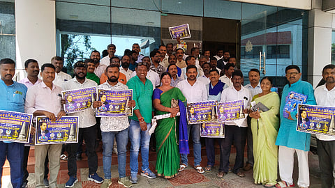 ಹಾಸನ ನಗರದ ಪ್ರವಾಸಿ ಮಂದಿರದಲ್ಲಿ ಭೀಮ ಕೋರೆಂಗಾವ್ ವಿಜಯೋತ್ಸವ ಸಮಿತಿಯಿಂದ ಸಮಿತಿ ರಚನಾ ಸಭೆ ಹಮ್ಮಿಕೊಳ್ಳಲಾಗಿತ್ತು. ಎಚ್.ಕೆ. ಸಂದೇಶ್, ಅಂಬುಗ ಮಲ್ಲೇಶ್, ಮಂಜು, ರಾಜಶೇಖರ್, ರಾಜು ಗೊರೂರು ಇದ್ದರು.