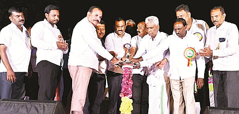 ಬೂವನಹಳ್ಳಿ ಸಹಿಪ್ರಾ ಪಾಠಶಾಲೆ ಆವರಣದಲ್ಲಿ ನಡೆದ ಬೂವನಹಳ್ಳಿ ಕೃಷಿ ಪತ್ತಿನ ಸಹಕಾರ ಸಂಘದ ಸುವರ್ಣ ಮಹೋತ್ಸವ ಕಾರ್ಯಕ್ರಮವನ್ನು ಗಣ್ಯರು ಉದ್ಘಾಟಿಸಿದರು. ಬಿ.ಎ. ಸ್ವಾಮಿಗೌಡ, ಹನುಮೇಗೌಡ,  ಬಿದರಿಕೆರೆ ಜಯರಾಂ,  ಬಿ.ಆರ್. ಬೊಮ್ಮೇಗೌಡ ಇತರರಿದ್ದರು.