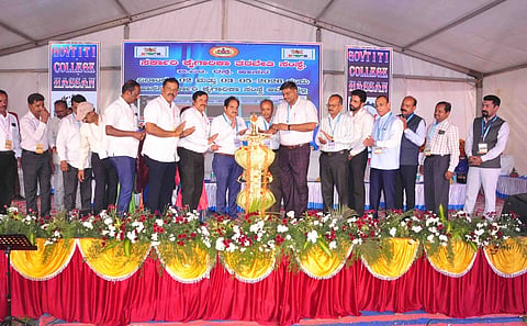 ಹಾಸನ ನಗರದ ಬಿ.ಎಂ.ರಸ್ತೆಯಲ್ಲಿರುವ ಸರ್ಕಾರಿ ಕೈಗಾರಿಕಾ ತರಬೇತಿ ಸಂಸ್ಥೆ (ಐಟಿಐ)ಯ 60 ವರ್ಷದ ಸಂಭ್ರಮಾಚರಣೆ ಅಂಗವಾಗಿ ಆಯೋಜಿಸಿದ್ದ ಗುರುವಂದನಾ ಕಾರ್ಯಕ್ರಮ ಹಾಗೂ ಹಳೇ ವಿದ್ಯಾರ್ಥಿಗಳ ಸಮ್ಮಿಲನ ಕಾರ್ಯಕ್ರಮವನ್ನು ಗಣ್ಯರು ಉದ್ಘಾಟಿಸಿದರು. ಎನ್.ಎಸ್. ಚಿದಾನಂದ್, ಕೆ.ಎಂ.ಶ್ರೀನಿವಾಸ್, ಬಿ.ಎಲ್.ಚಂದ್ರಶೇಖರ್, ಎಚ್.ಪಿ. ಮಂಜುನಾಥ್, ಭಾಸ್ಕರ್, ಎಂ.ಪ್ರದೀಪ್, ಎ.ಎಸ್.ಸತೀಶ್, ಪ್ರಕಾಶ್ ಬಾಬು, ತೌಫಿಕ್ ಅಹಮದ್ ಇತರರಿದ್ದರು.