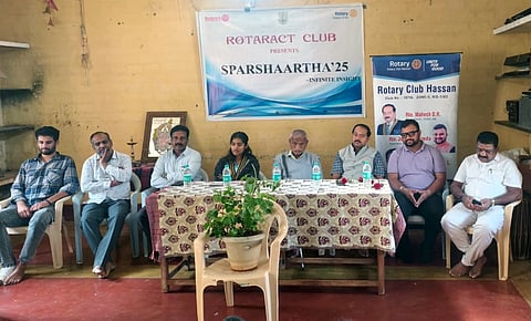 ಹಾಸನ ನಗರದ ಎಂ.ಕೃಷ್ಣ ಅಂಧ ಮಕ್ಕಳ ಶಾಲೆ ಆವರಣದಲ್ಲಿ ಮಲೆನಾಡು ಇಂಜಿನಿಯರಿಂಗ್ ಕಾಲೇಜಿನ ರೋಟ್ರಾಕ್ಟ್ ವತಿಯಿಂದ ಅಂಧ ಮಕ್ಕಳಿಗೆ ಸೇವಾ ಕಾರ್ಯಕ್ರಮ ಆಯೋಜಿಸಲಾಗಿತ್ತು. ರೋಟರಿ ಕ್ಲಬ್ ಅಧ್ಯಕ್ಷ ಡಿ.ಆರ್. ಮಹೇಶ್, ತಮ್ಮಯ್ಯ, ಕಟ್ಟಾಯ ಶಿವಕುಮಾರ್,  ಲೇಖನ, ದೇವಿ ಚರಣ್ ರೆಡ್ಡಿ ಇತರರಿದ್ದರು.